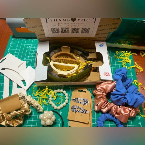 Hair accessory bundle, 21 counted items. BOX 2264 - Picture 2 of 6